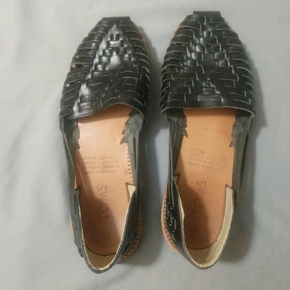 Black TOMS huaraches sandal